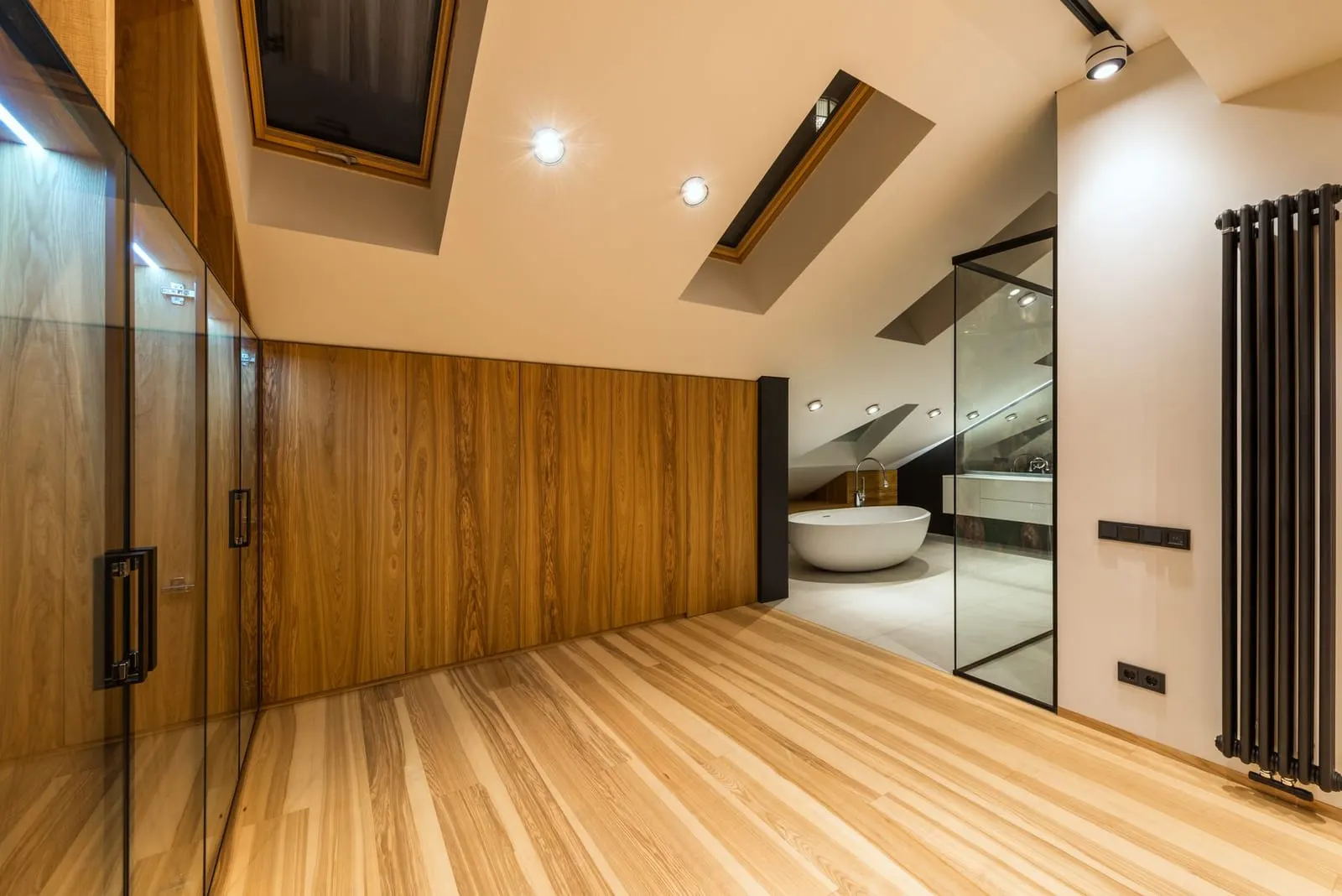 Afgewerkte hal met houten wandbekleding