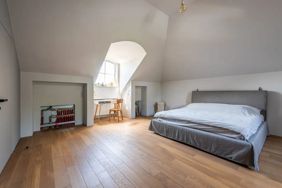 Afgewerkte slaapkamer met houten vloer