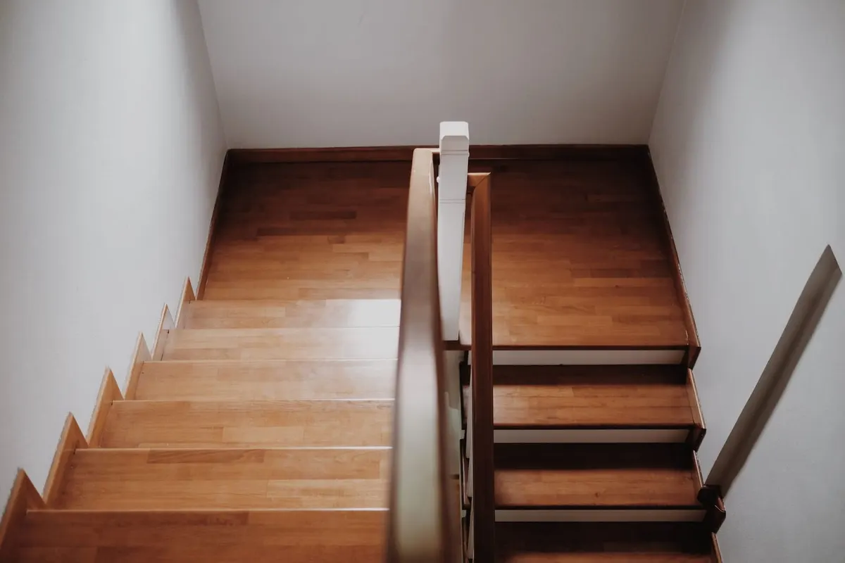 Vernieuwde trap met houten treden